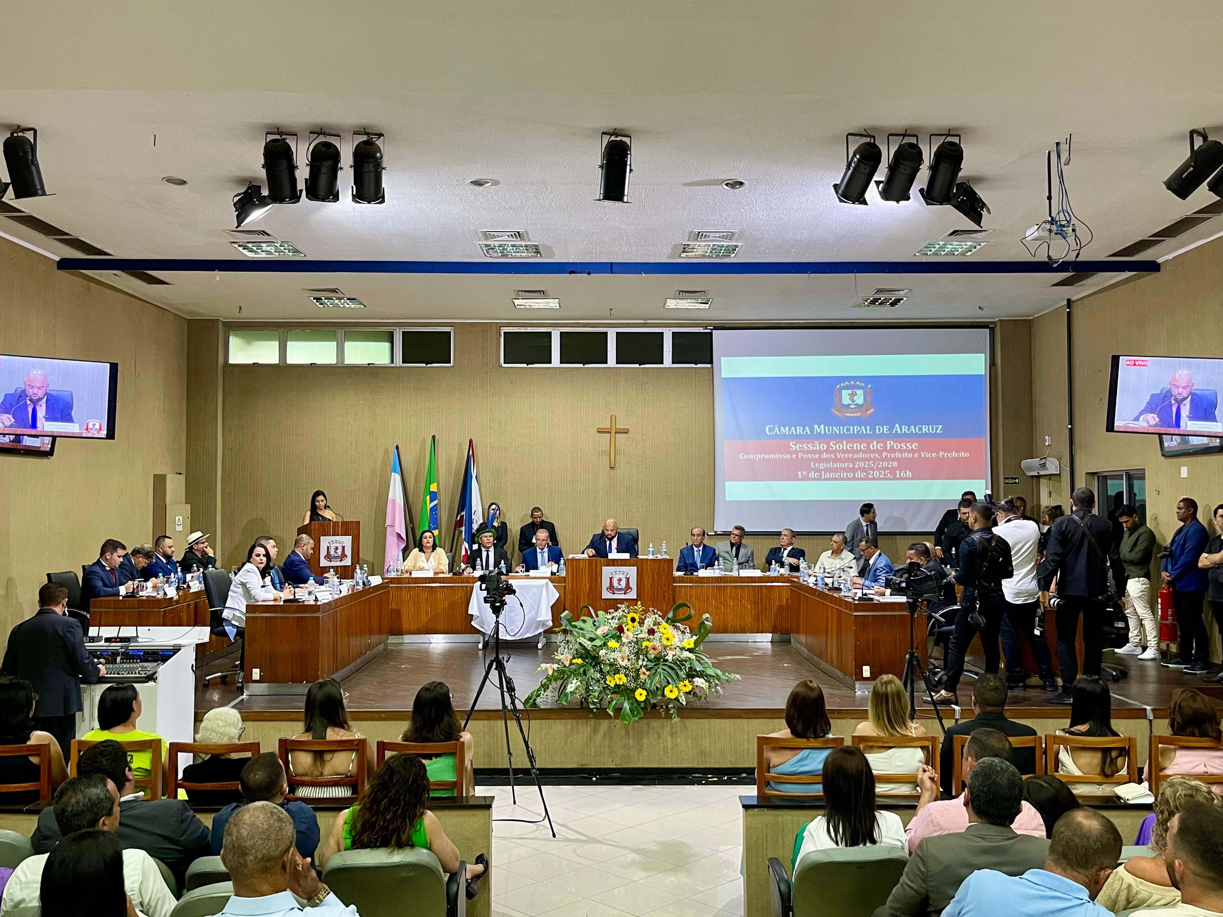 CÂMARA INSTALA 27ª LEGISLATURA COM A POSSE DOS 17 VEREADORES ELEITOS 